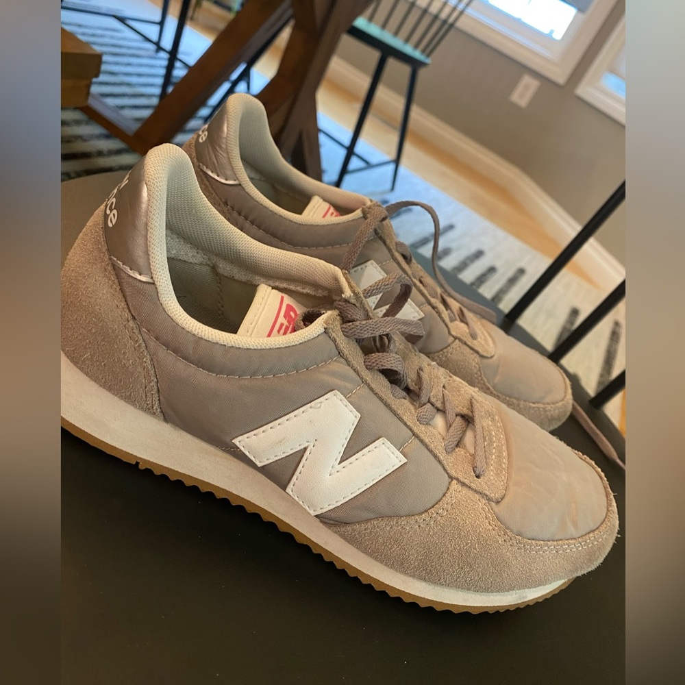 Like new - New Balance Women’s tan and white size 7.